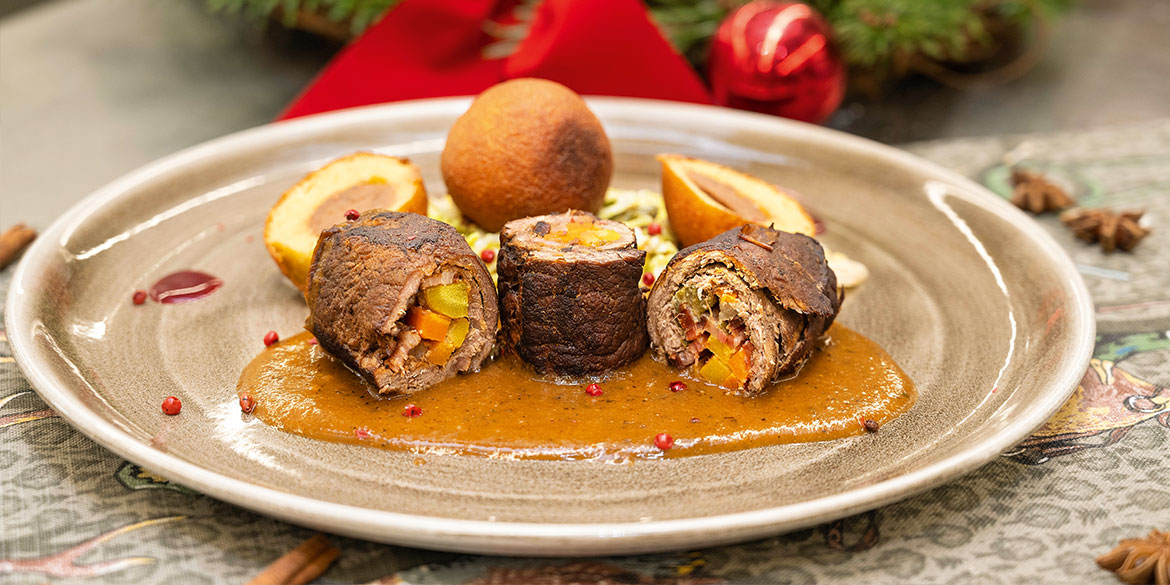 Hirschroulade auf Rahmwirsing mit Maroni-Grießknödel - Rezept von Wildes Österreich